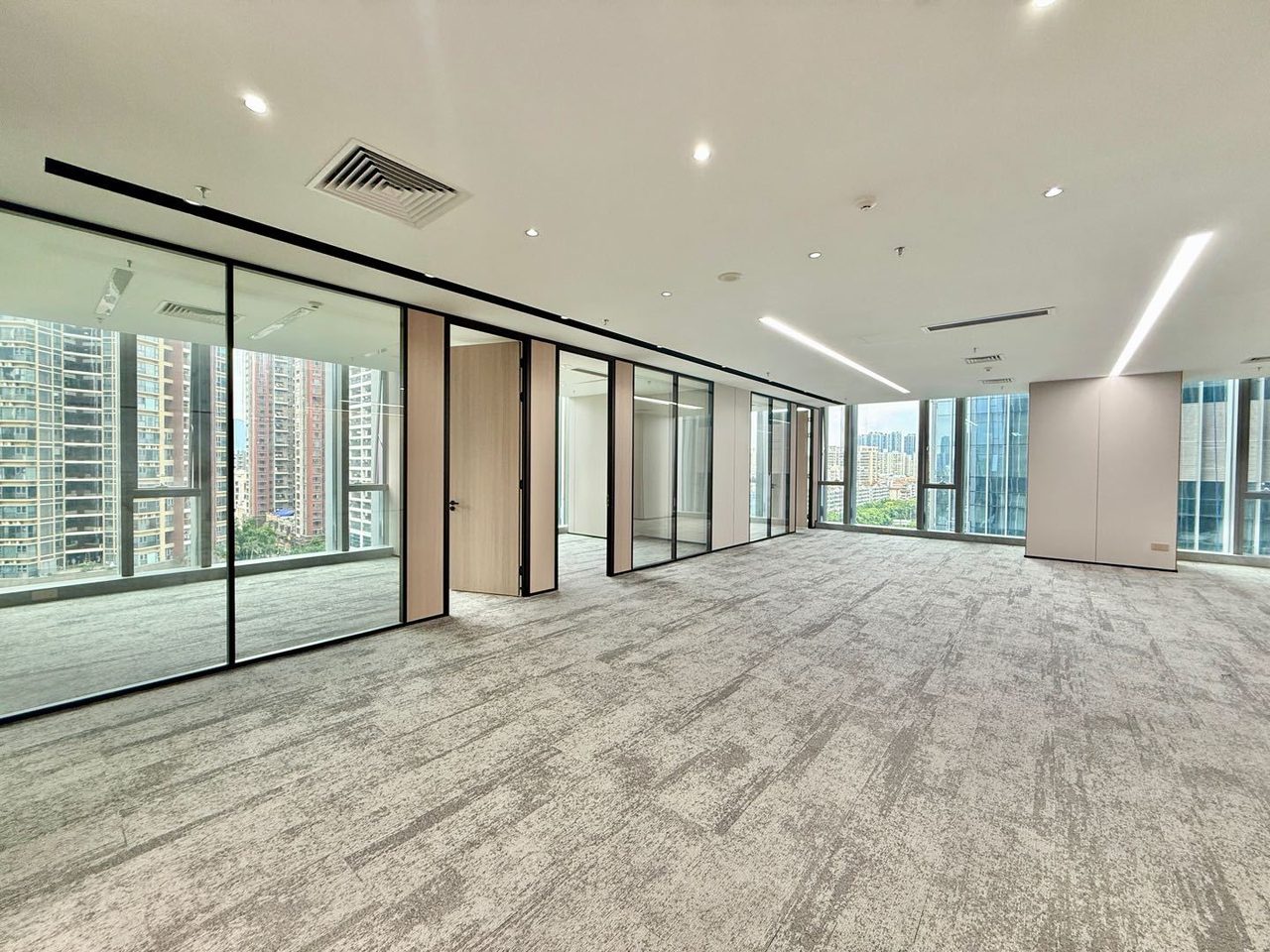 烯创科技大厦229㎡精装办公室出租，中层东西向采光好