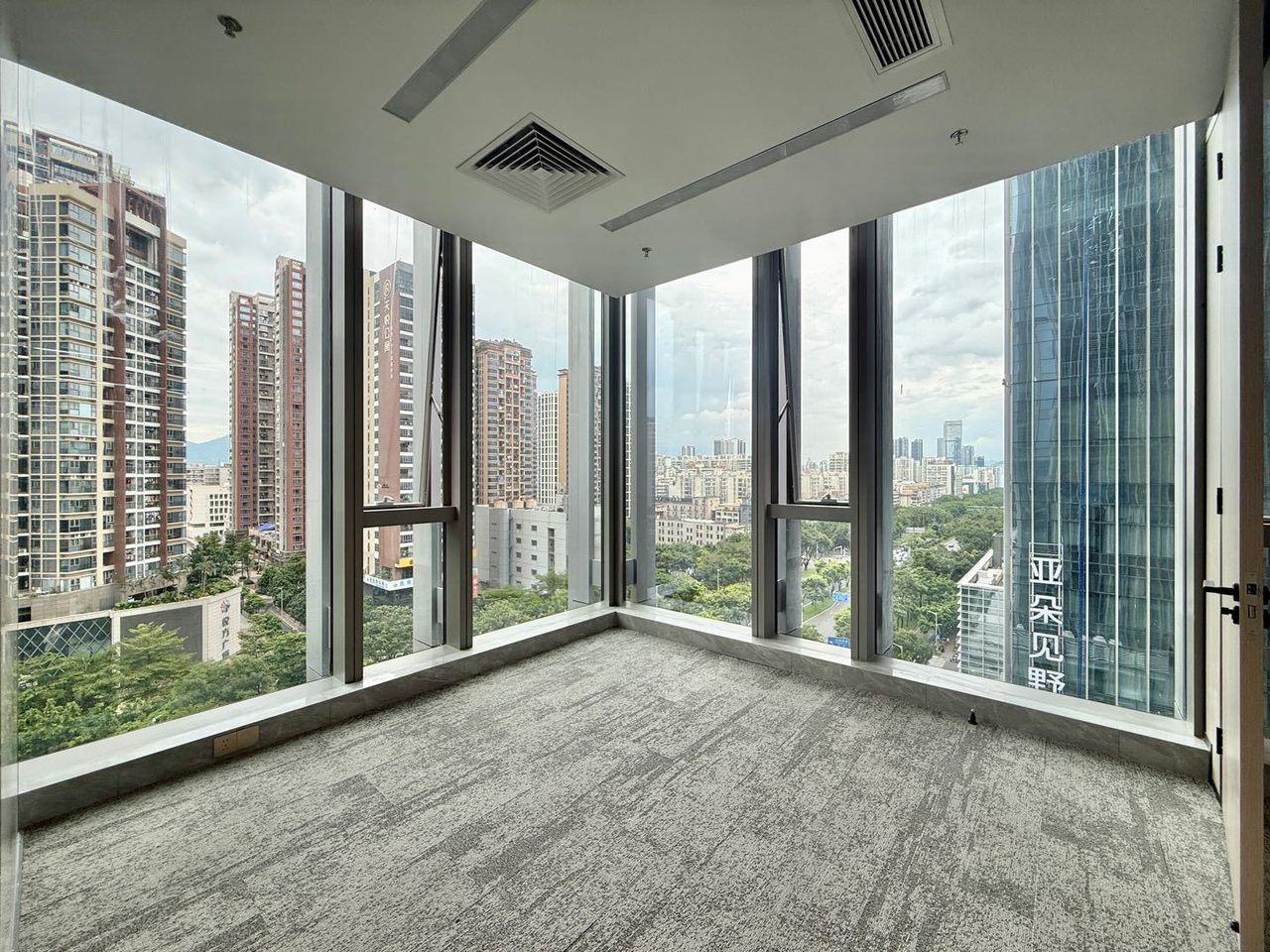 烯创科技大厦229㎡精装办公室出租，中层东西向采光好