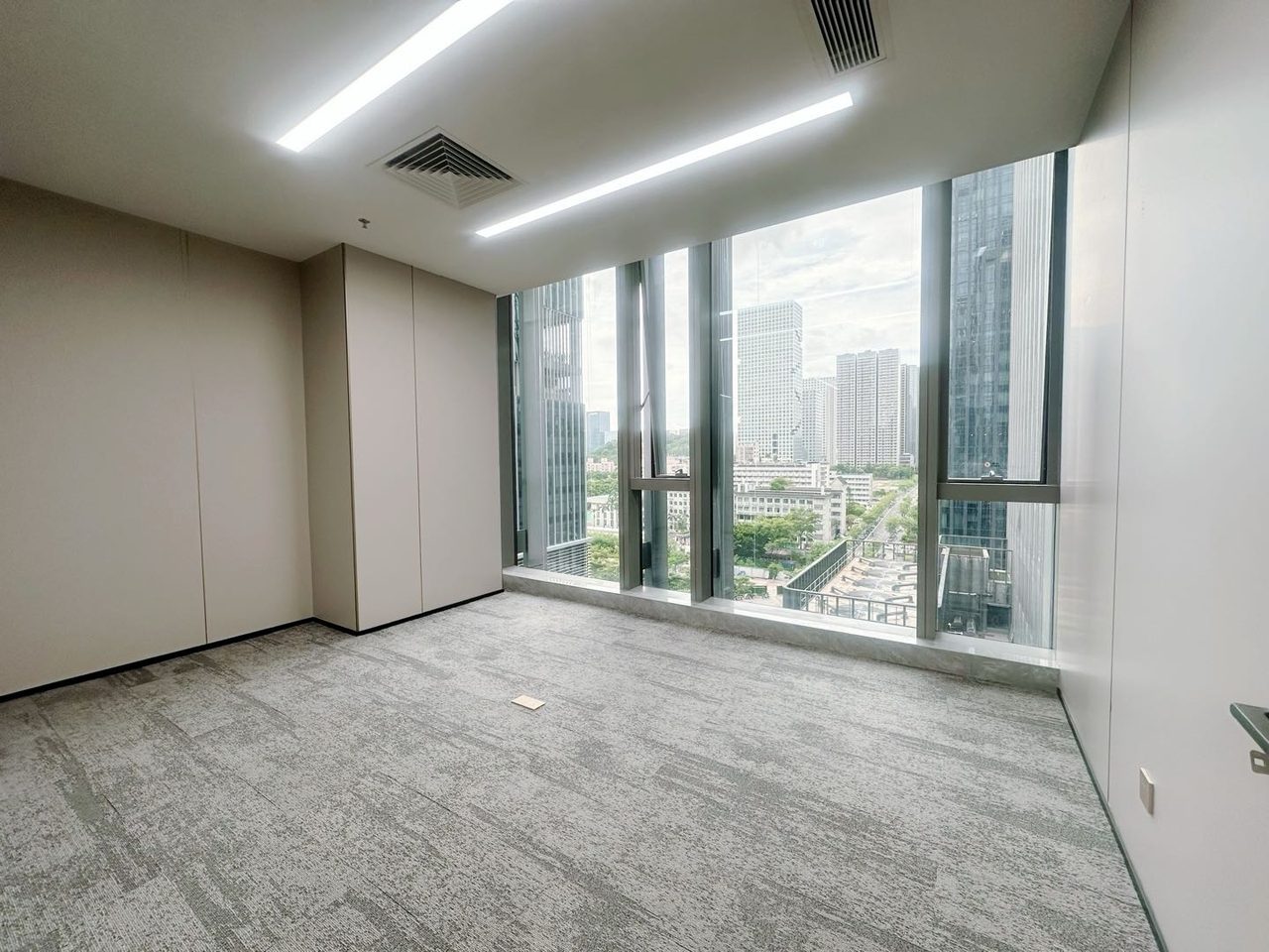 烯创科技大厦112㎡精装办公室出租,中层南向采光好