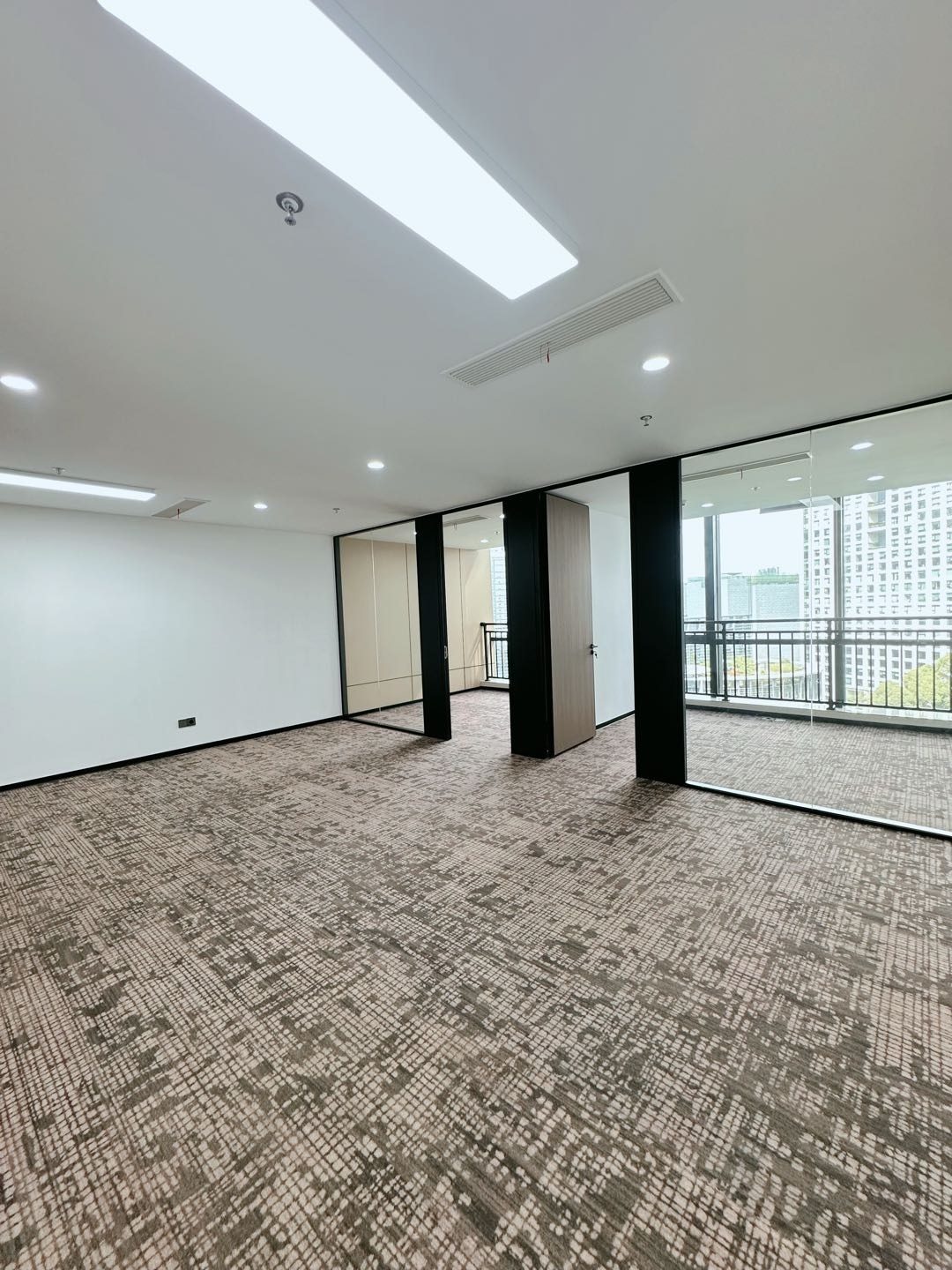 南山区科技园 航盛科技大厦109㎡精装办公间中层出租