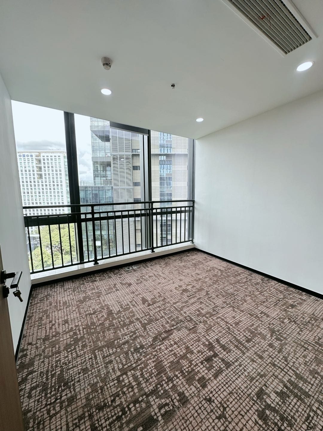 南山区科技园 航盛科技大厦109㎡精装办公间中层出租