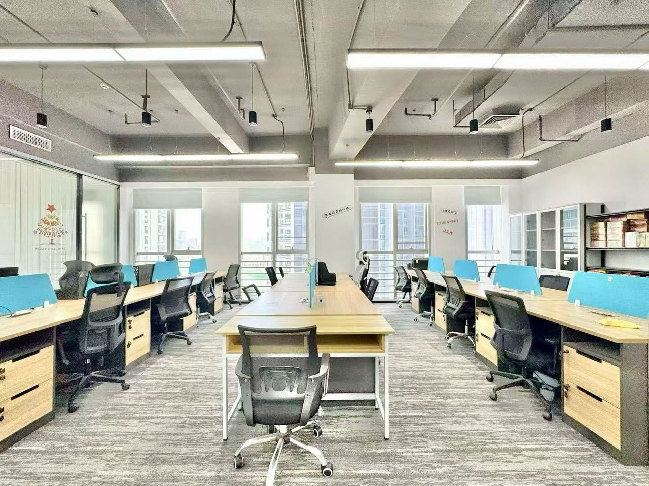 龙光世纪大厦308㎡精装办公室出租,中层东向采光好