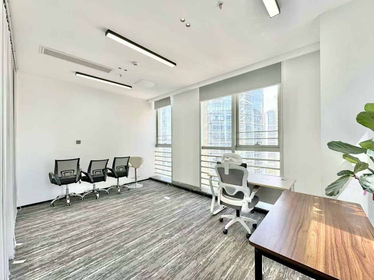 龙光世纪大厦308㎡精装办公室出租,中层东向采光好