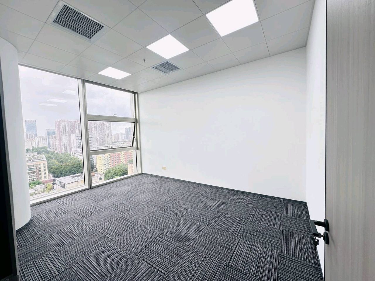 281㎡精装办公室 立润富达广场·近中山公园站·中层