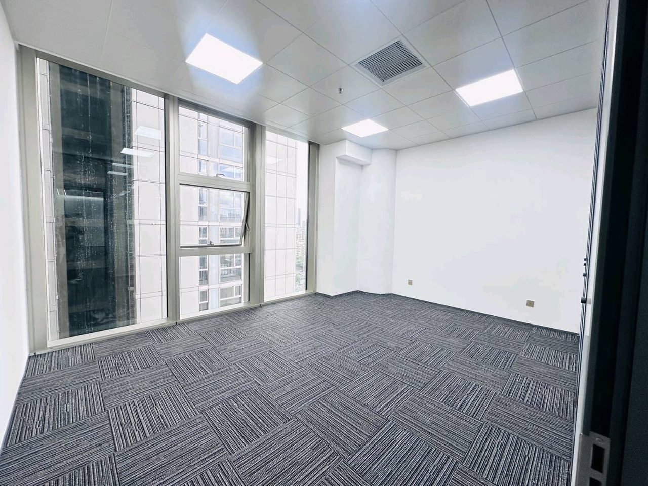 281㎡精装办公室 立润富达广场·近中山公园站·中层