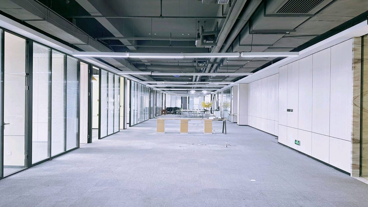 龙岗区南湾 康利城1898㎡精装办公间高层出租
