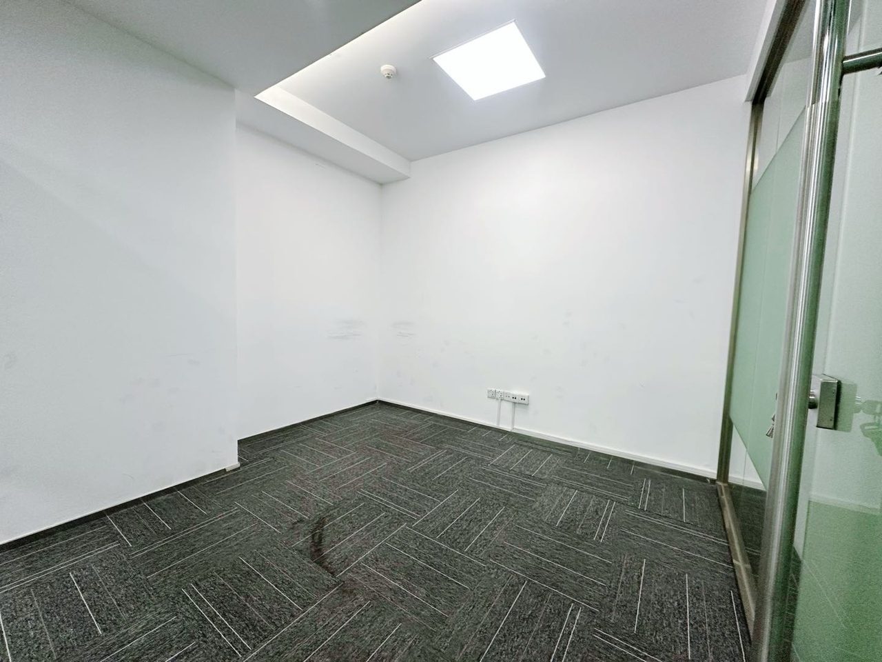 209㎡精装办公室 康佳研发大厦·近高新园站·低层