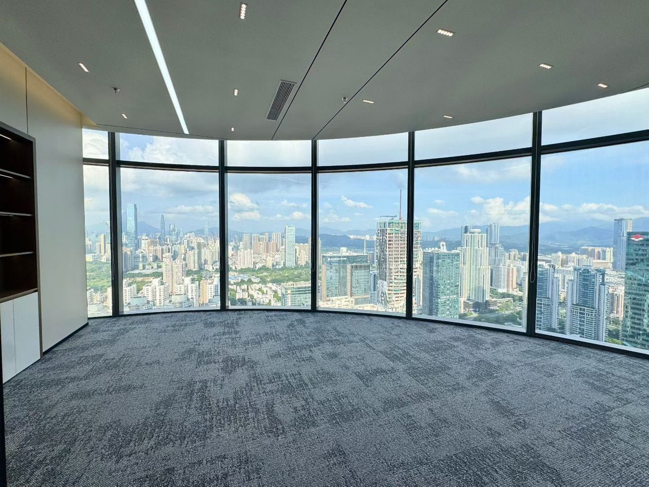 皇庭中心378㎡精装办公室出租,高层东南向采光好
