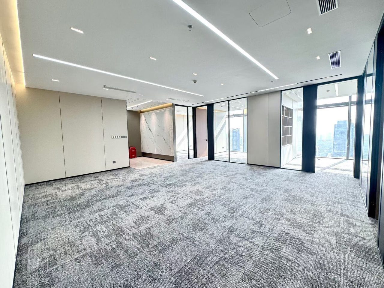 皇庭中心276㎡精装办公室出租,高层西向采光好
