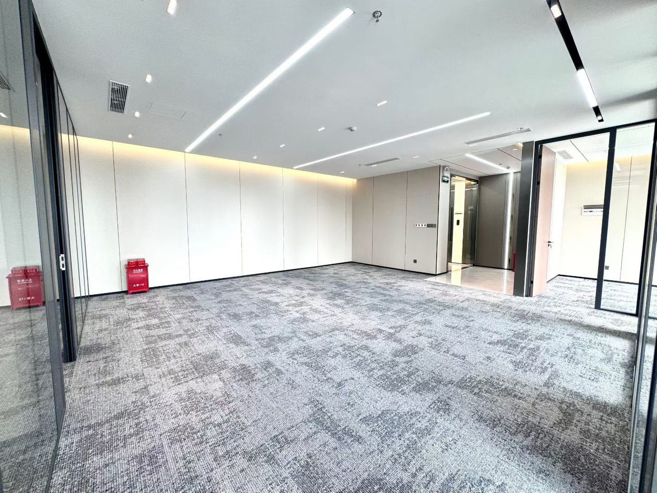 皇庭中心276㎡精装办公室出租,高层西向采光好