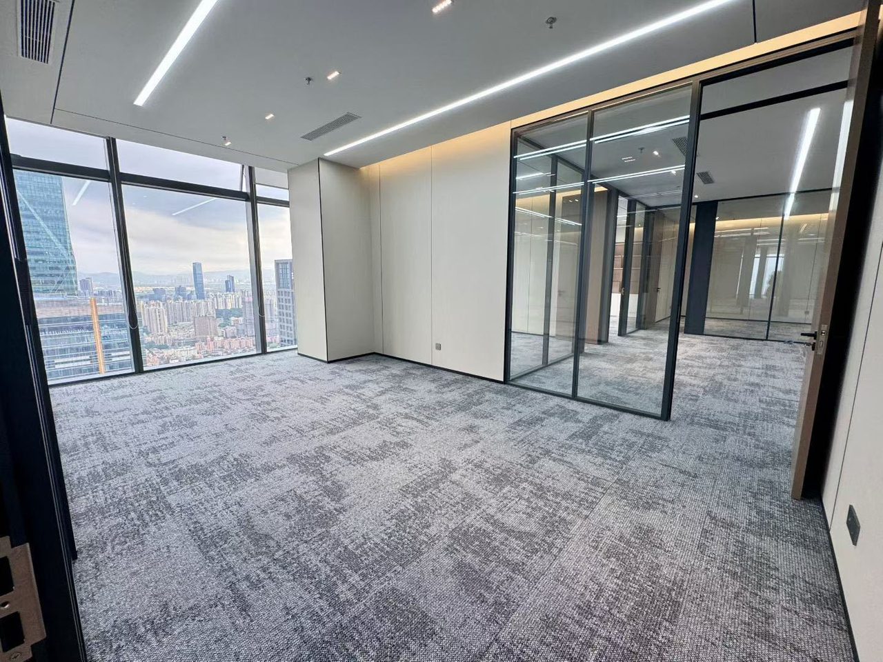 658㎡精装办公室 皇庭中心·近会展中心站·高层