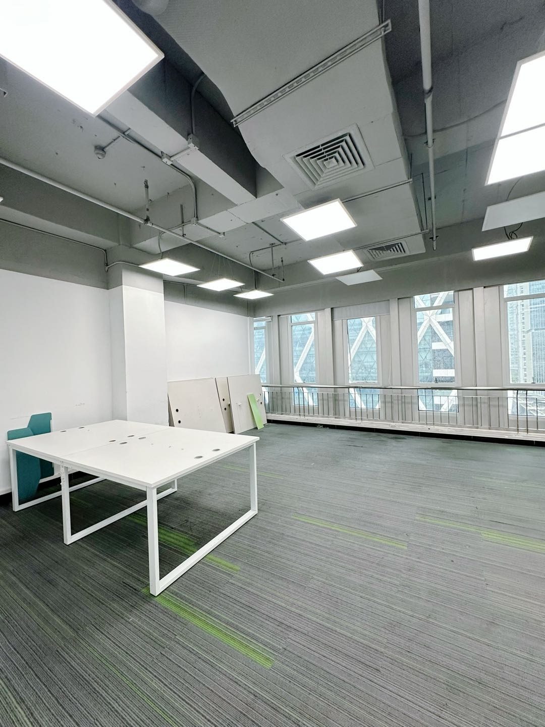 深圳市软件产业基地146㎡豪装办公室出租，高层南向采光好
