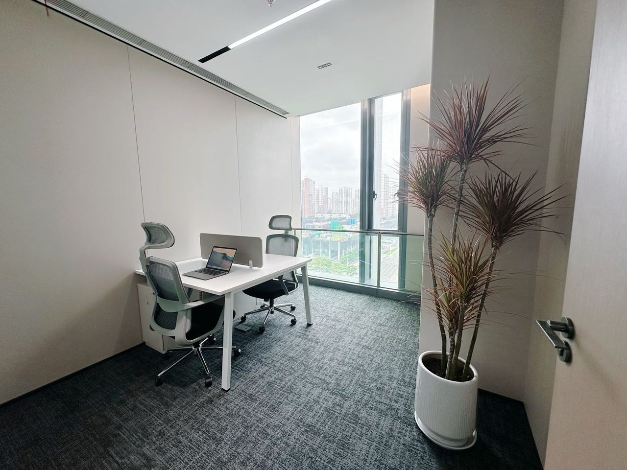 前海人寿大厦(华润前海大厦T1栋)189㎡豪装办公室出租,低层东向采光好