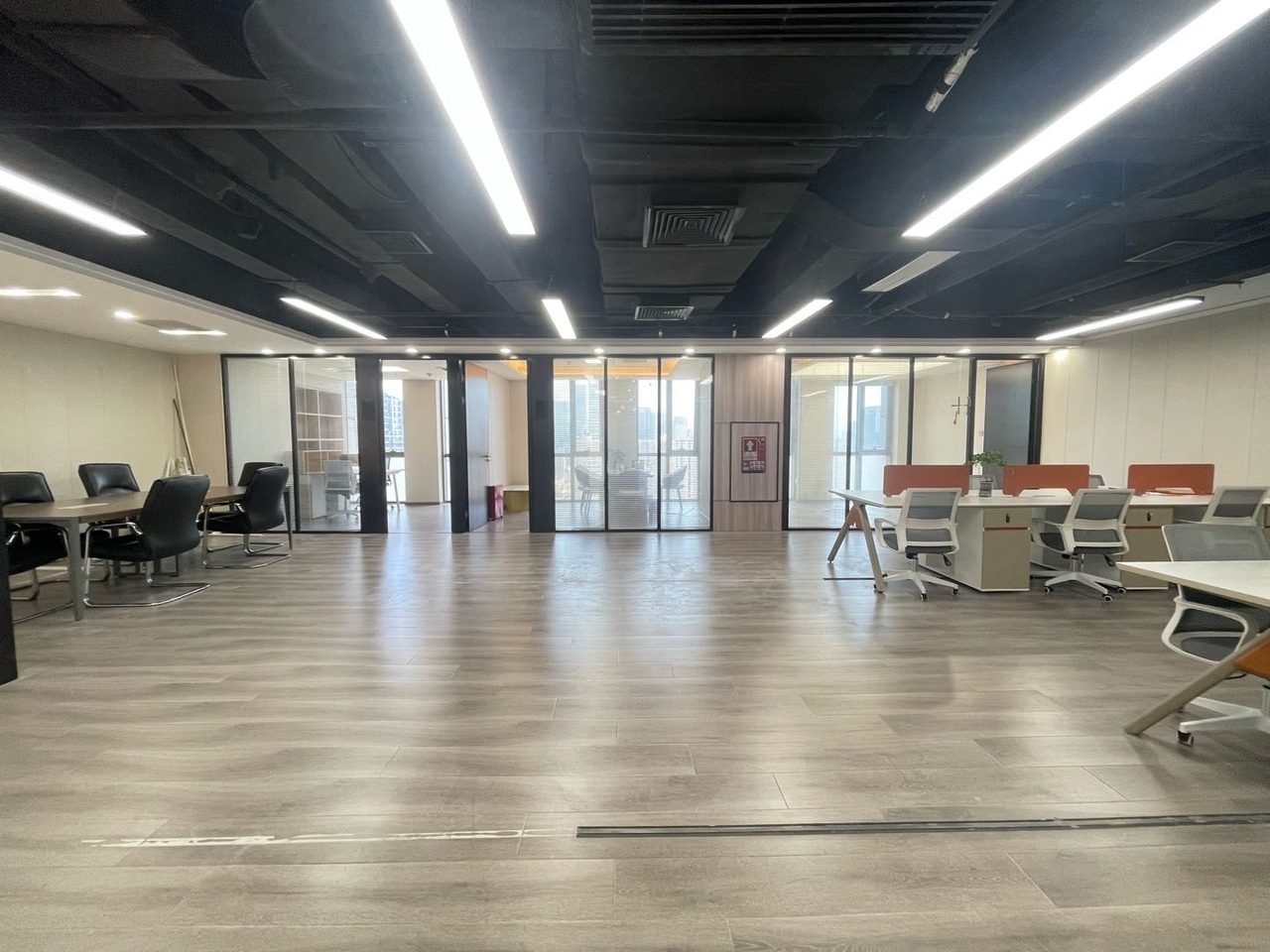 金融科技大厦写字楼286㎡精装户型·高层东向出租
