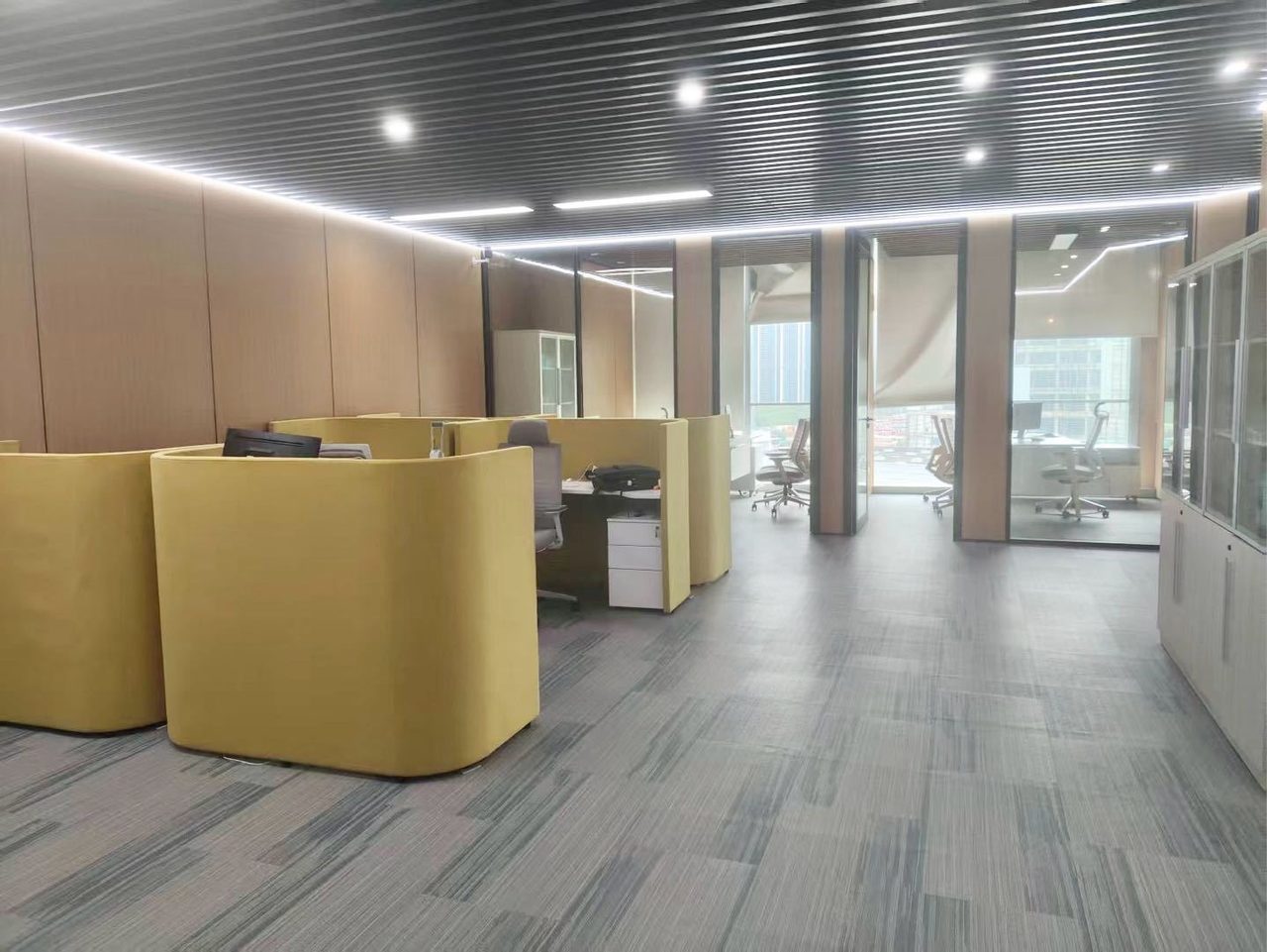 信利康大厦写字楼273㎡豪装户型·中层东南向出租