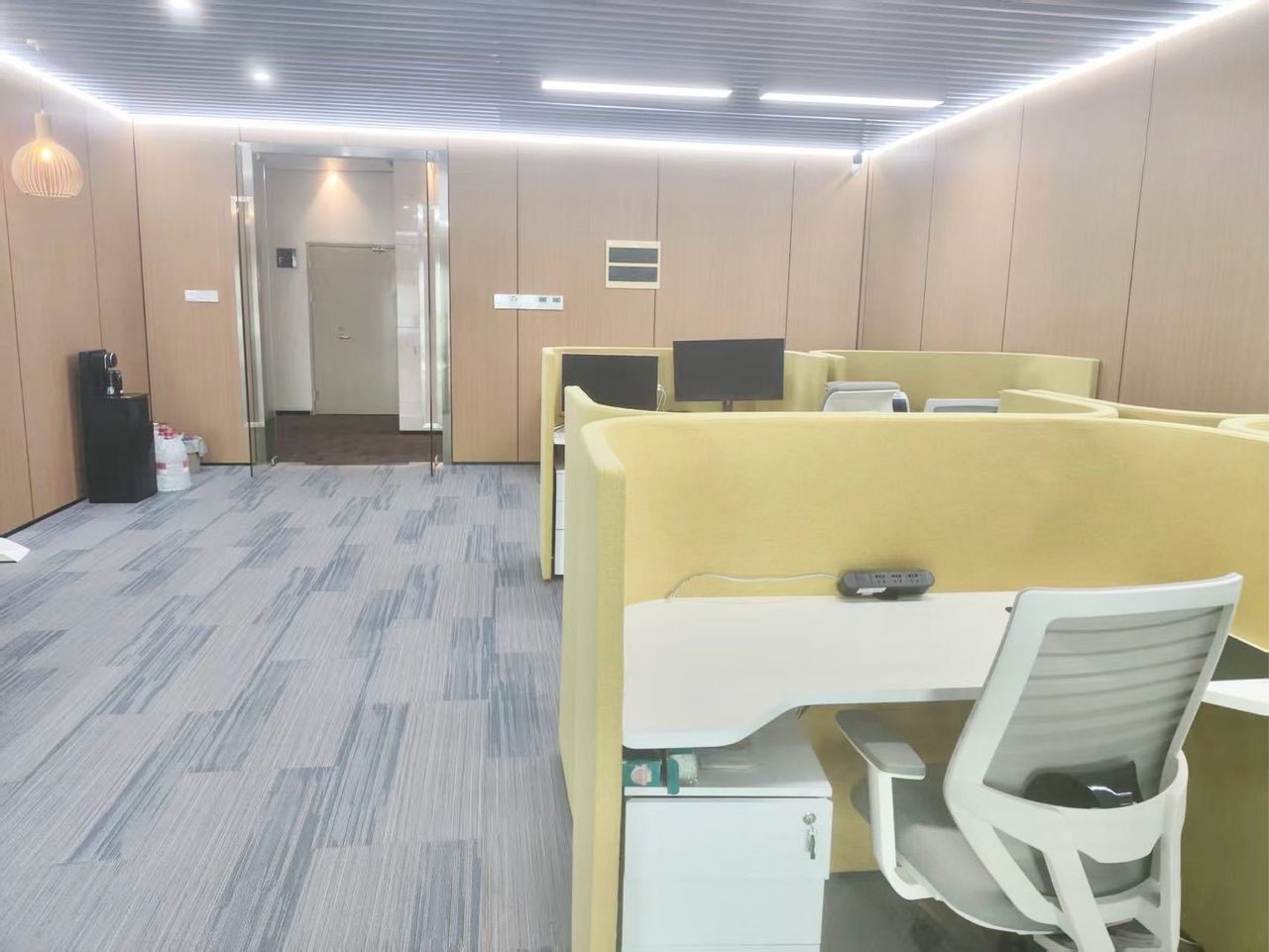 信利康大厦写字楼273㎡豪装户型·中层东南向出租
