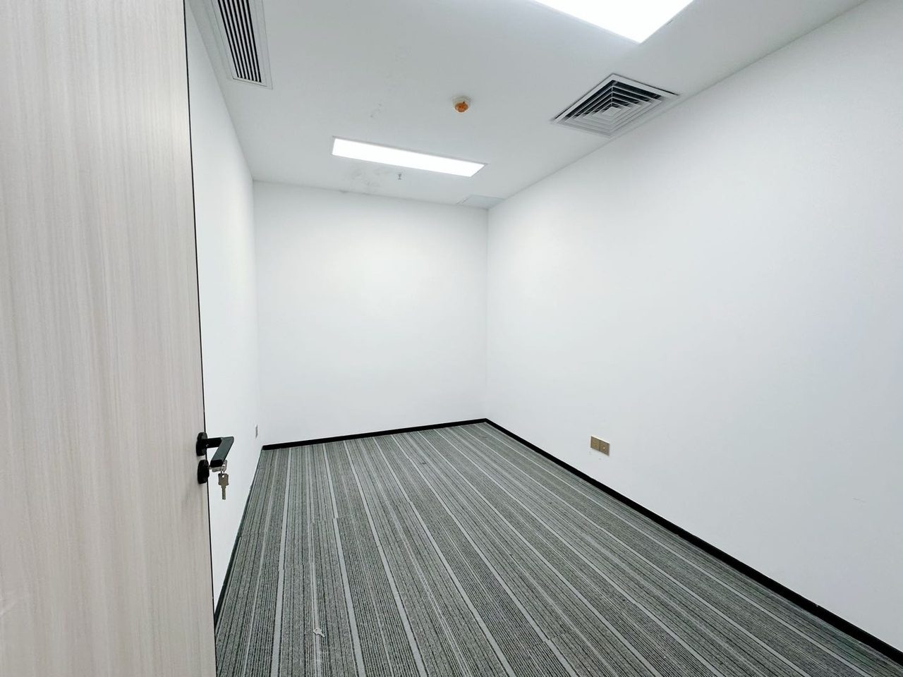271.9㎡精装办公室 莲花广场·近中山公园站·低层