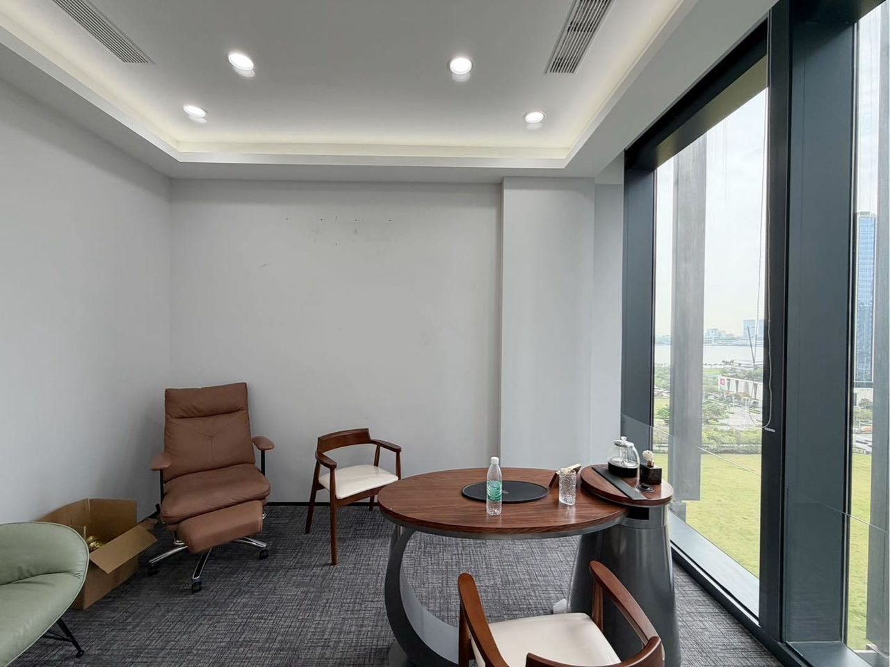 前海鸿荣源中心268㎡豪装办公室出租,低层南向采光好