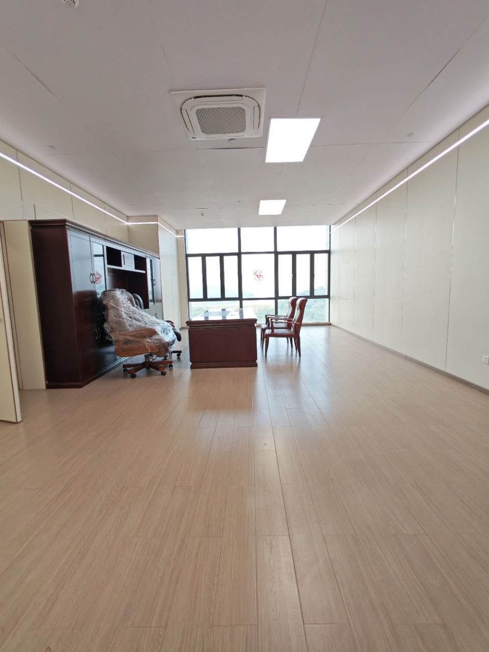 宝安区西乡写字楼出租 鸿鹏中心 1123㎡精装