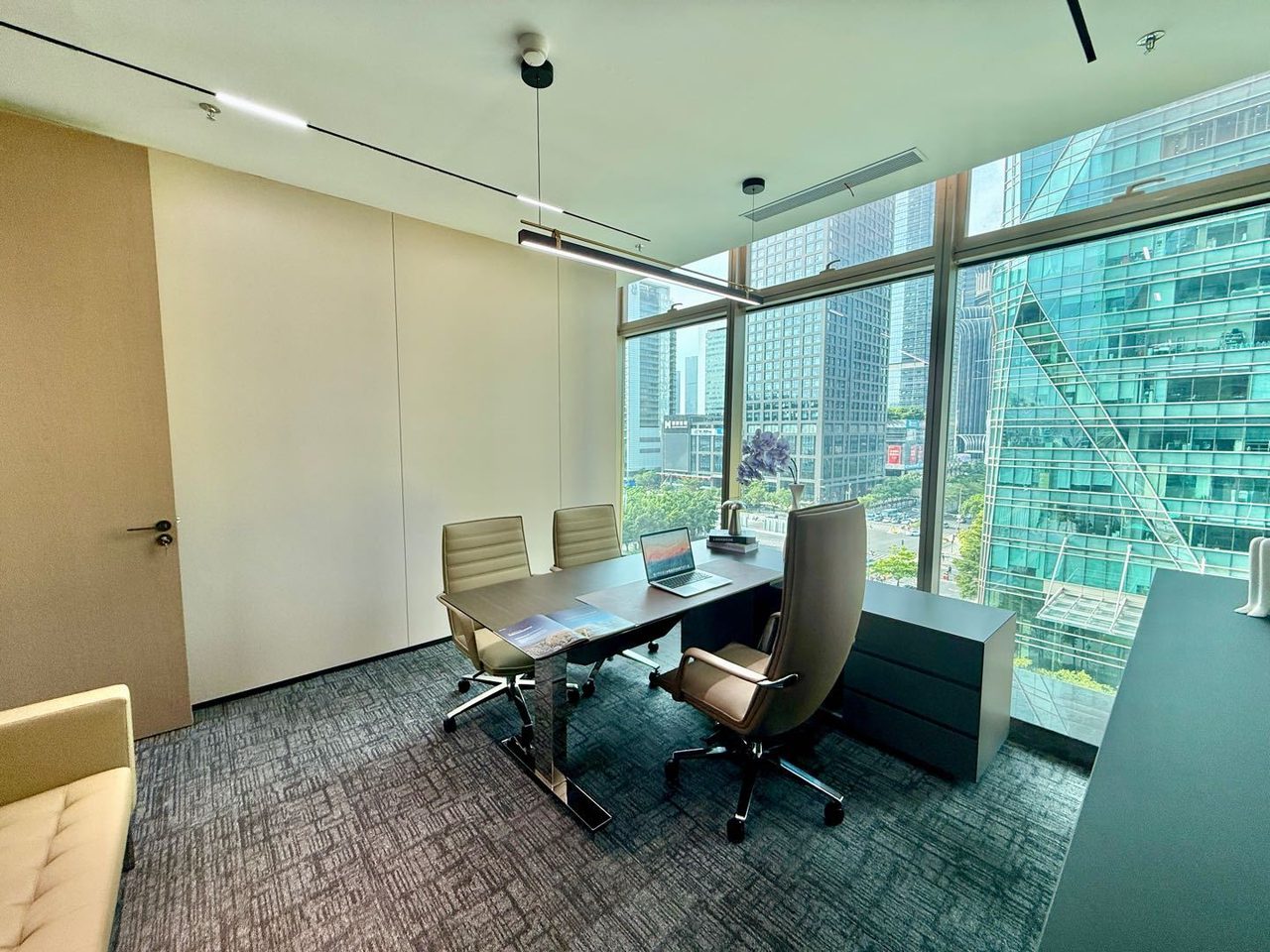 皇岗商务中心155㎡精装办公室出租，低层东向采光好