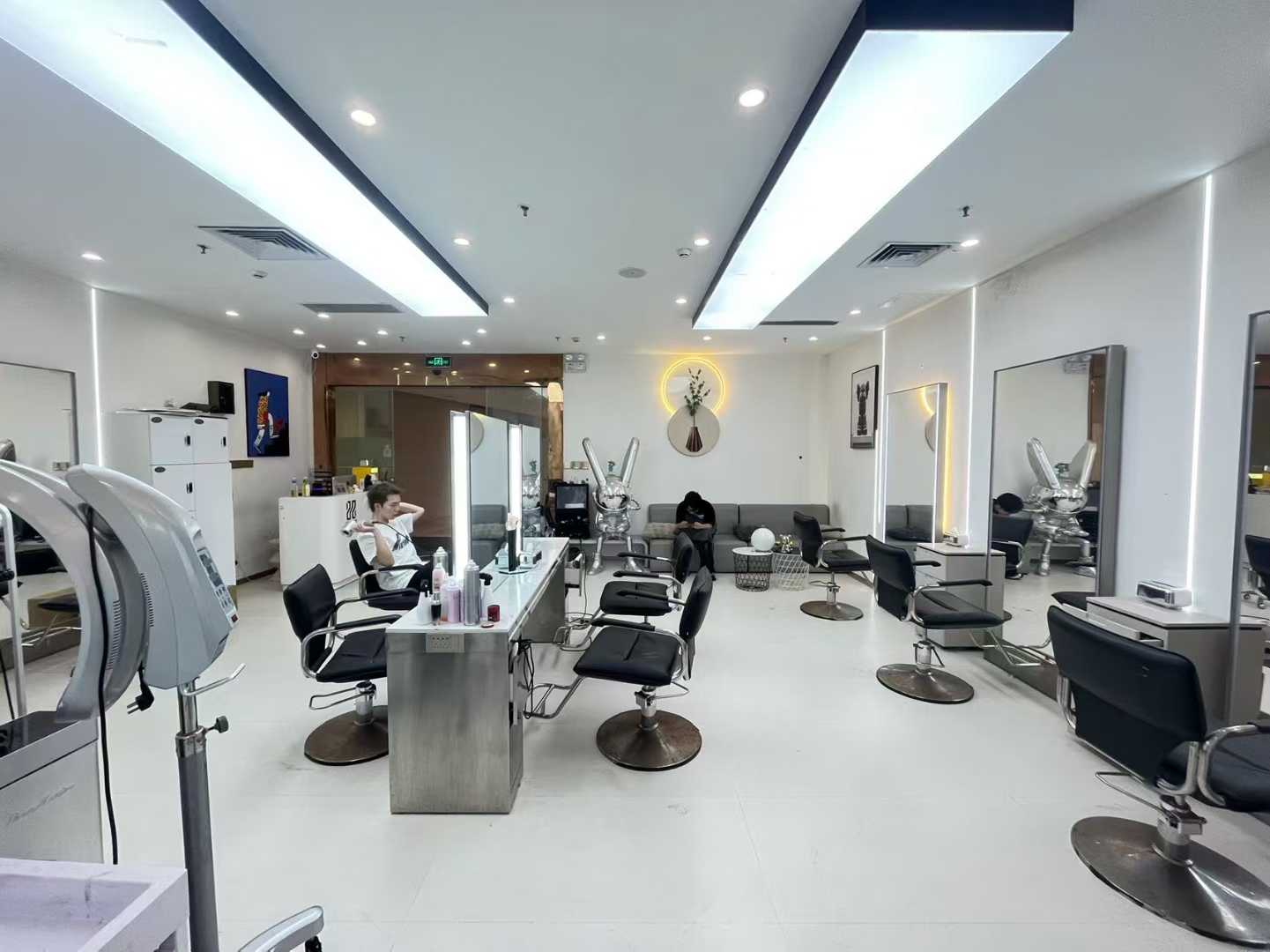 华润置地大厦165㎡美发店出租