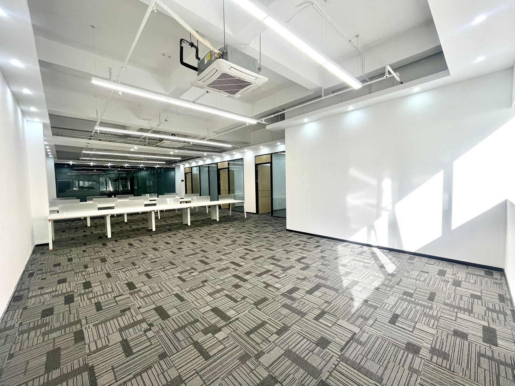 中电照明大厦357平办公室出租