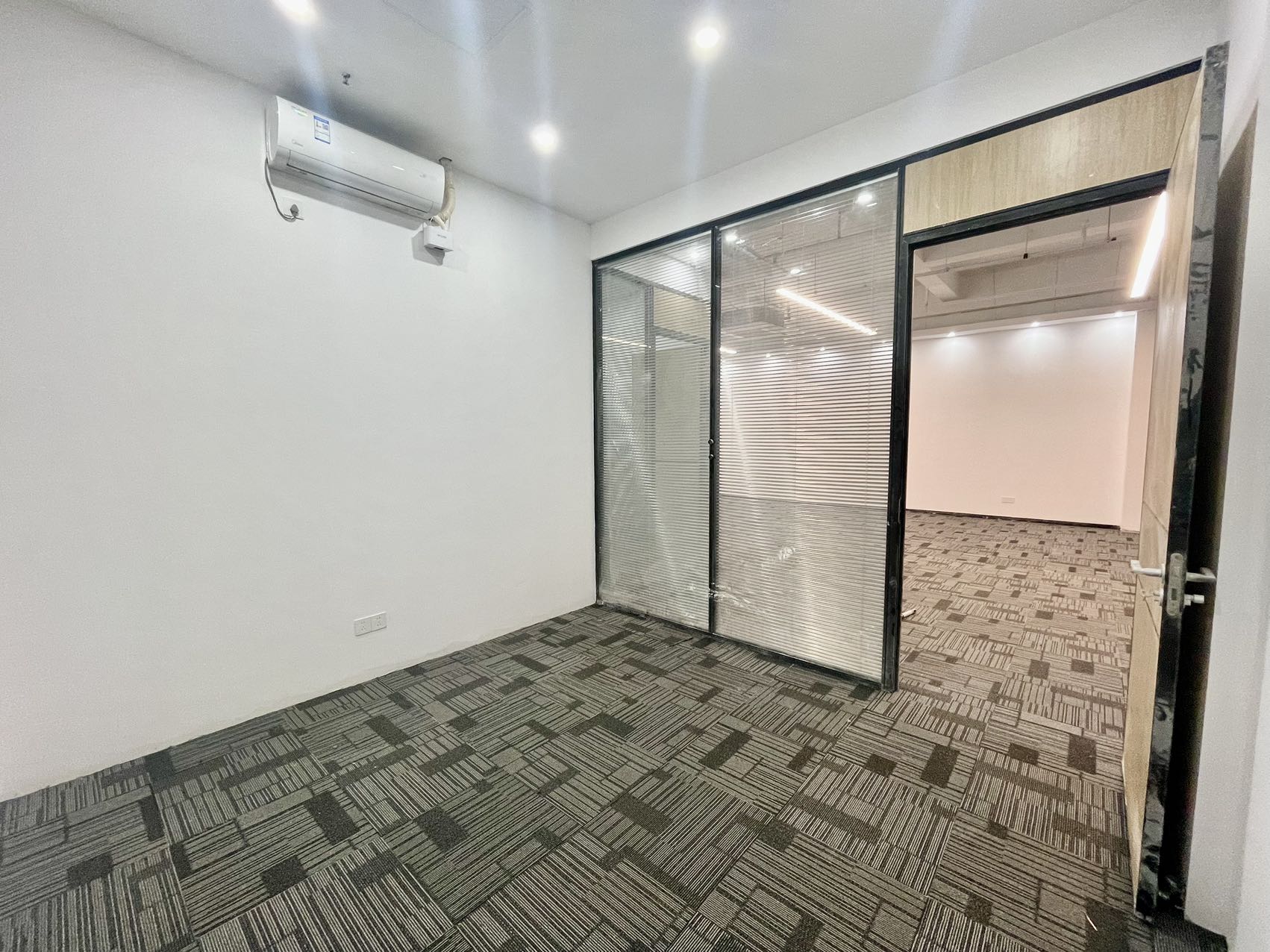 中电照明大厦357平办公室出租