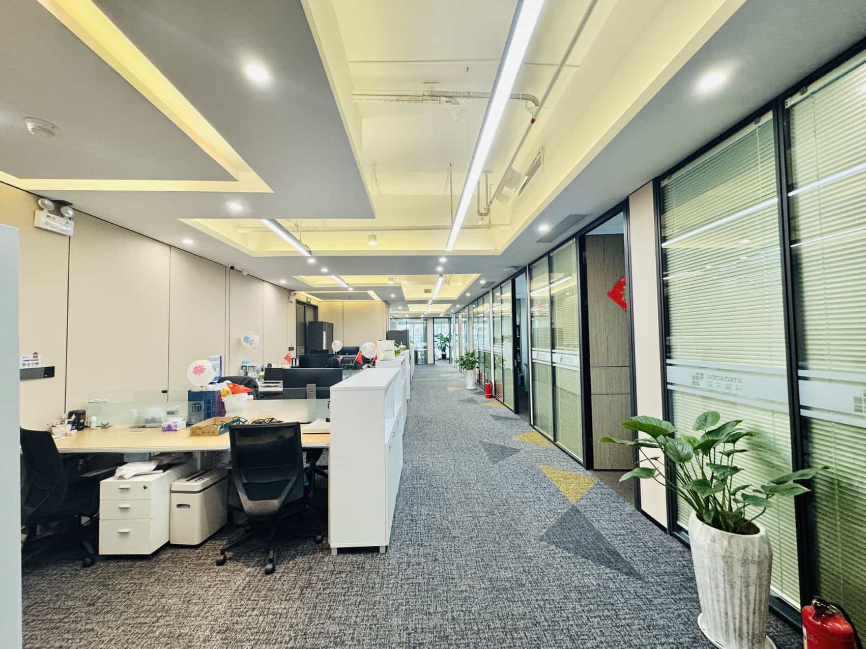 中洲控股1392㎡半层写字楼出租